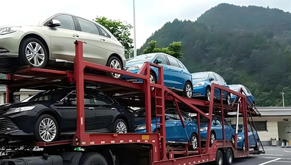 轎車托運(yùn).jpg